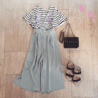 カラーボトムスとボーダーで夏の定番マリンスタイル♡