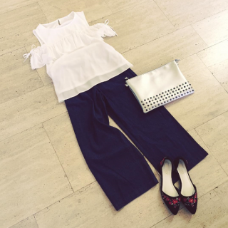 大人の肌見せスタイル♡　白×デニムの鉄板コーデなら肌見せにも挑戦しやすいのでオススメ♡