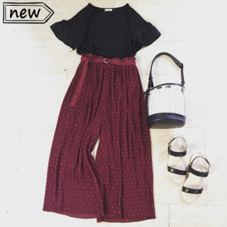 深い赤が大人かわいいワイドパンツは水玉柄が新鮮！