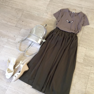 モカ×カーキのアースカラーで夏スタイル♡　ウエッジサンダルとシルバー小物をシンプルコーデのポイントに♪