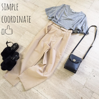 ベージュのチノパンを使ったコーデが新鮮！　大人なシンプルコーデが好きな人にオススメ♡