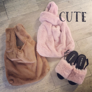 やっぱり大好きファーアイテム♡　今年はカラーファーがオススメ♡　もこもこアイテムはまずは小物から取り入れよう♪