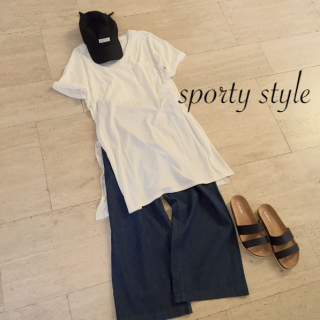 チュニック丈のTシャツにワイドパンツを合わせたゆるっとコーデ♡　Tシャツは深めのスリット入り♪　キャップとサンダルでスポーティにまとめて大人のスポコーデに♡