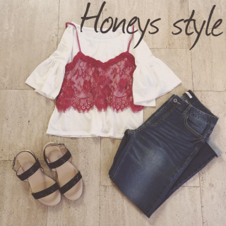 レースキャミとフレア袖のTシャツがセットになったアンサンブル♡　ボトムはシンプルにデニムで合わせて♡