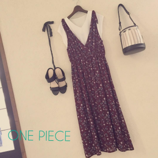 肩リボンのワンピースはカシュクールになっていて大人っぽく着られる1枚♡　シンプルなインナーと夏小物で大人のリゾートスタイルに♪