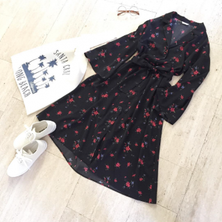 ガウンでも使える花柄ワンピースを古着風にコーディネート♡　合わせの小物をカジュアルにしたのがポイント！