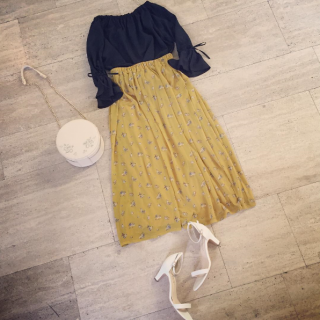 小花柄のイエロースカートには白じゃなくてあえて黒のトップス合わせて大人な雰囲気に♡　白小物を合わせたら重くなりすぎない夏スタイルに♡