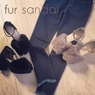 ファーサンダルはデニムとの相性がGood♡　カラーはクロとグレーの2色展開　サイズはS・M・Ｌ・LLのうれしい4サイズ展開♪