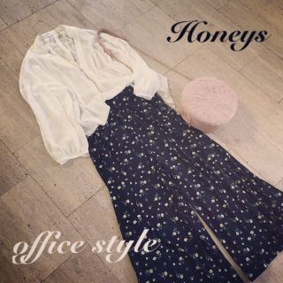 ネックレス付きのスキッパーブラウスはどんなボトムとも相性が良いので普段着にも通勤にもGood♡　花柄のガウチョとファーBagでちょっとカジュアルな通勤スタイルに♡