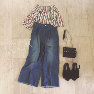 ヴィンテージなニュアンスのマルチストライプ柄トップスはデニム合わせでシンプルにスタイリング♡