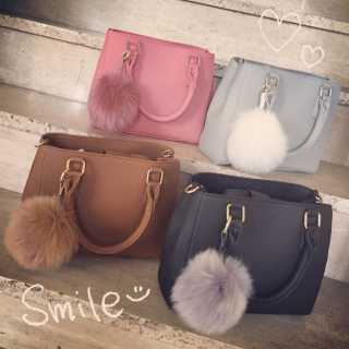 大きめのファーチャームが付いたコンパクトサイズのショルダーBag♡　仕切りも多くて使いやすさも抜群です♪　カラーはクロ・ピンク・チャ・グレーの4色展開♡