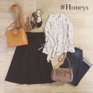 袖コンシャスで総柄刺繍のブラウスが新作で登場♪　デニムで合わせて大人カジュアルスタイルにするのもGood♡　スキッパータイプなのでスカート合わせの通勤スタイルもOK♡