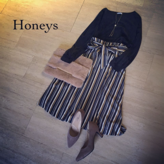 ベロアを使ったコーディネート♡　ネックレス付きのベロアトップスはマルチストライプがかわいいフレアスカートを合わせて女性らしさを演出♡　ヒール高めのパンプスを合わせてさらに女度を高めたスタイリングに♡