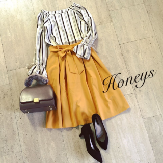 新作の袖コンシャスブラウスはマルチストライプがかわいい♡　人気のカラースカートと合わせてオトナかわいいスタイリングに♡