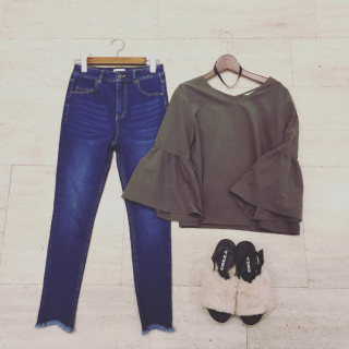 カーキとデニムの組み合わせはカジュアル系コーデの鉄板コンビ。