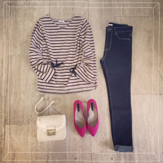 袖コンシャスなトップスはデニム合わせでシンプルにコーディネート♡　足元はピンクのパンプスで女子度アップ♡