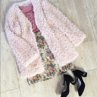 この触り心地はクセになる！　フワモコアウターをガーリー派にオススメなスカートコーデでいち早くご紹介♡