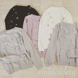 ブーケ刺繍がかわいいコンパクトカーデ♡　デザインはシンプルなのでいろんなスタイルに合わせやすい1枚です♡