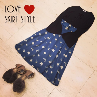 先日のポストで人気だったスカート。　グリーンも今年のイチオシカラーです♡　ベルスリーブのニットでさらにトレンド感をプラス。