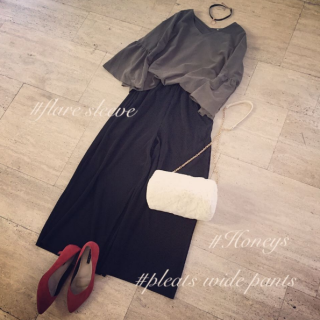 チョーカー付きのフレア袖ブラウスはシンプルなコーディネートでも旬顔スタイルに♡