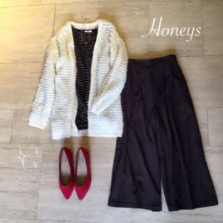 ベロアを使ったコーディネート♡　ふわふわニットのカーディガンに秋色ボーダーのトップスを合わせたシンプルスタイルにベロアのワイドパンツを合わせた旬顔スタイル♡　赤いパンプスで差し色をきかせて大人かわいいスタイリングに♪