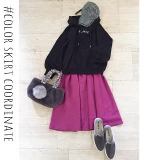 大人気のカラースカートのコーディネートをカジュアルミックスで♡