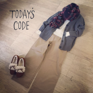 Vネックカーデにチノワイドパンツを合わせた大人カジュアルスタイル♡　定番アイテムにシャギーやチェックを足してカジュアルな中にも可愛らしさを演出♡