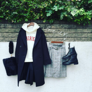 かっちり見えするチェスターコートをパーカー合わせにしてカジュアルで着やすいコーデに♡　スニーカーじゃなく、マニッシュなブーツがおしゃれ見えのポイント。