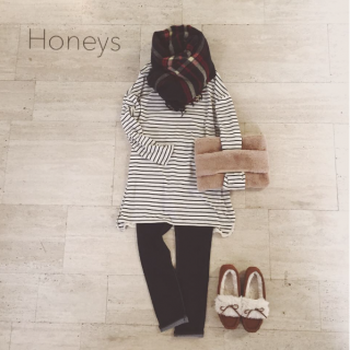 チュニック丈のTシャツはリラックススタイルにぴったり♪　デニムスキニー合わせの1・2コーデにチェックストールやファー小物を合わせてちょっとおしゃれな休日スタイルに♡