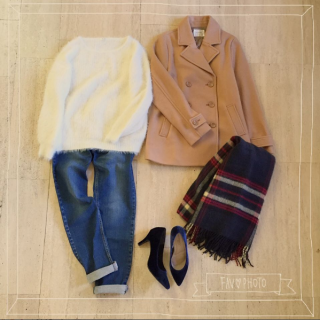 定番アウターのPコートはキャメルをチョイスしてコーディネート♪　ふわもこニットとデニムテーパードで大人かわいいカジュアルスタイルに♡