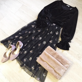 モードな黒コーデにピンクやふわもこ素材を合わせたちょっぴりガーリーなスタイル♡