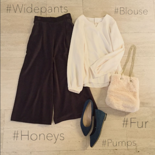 きれいめブラウスをコーデュロイのワイドパンツでカジュアルダウン♡　ファーBagはチェーンが長めなのでショルダーでも手持ちでもOK♪