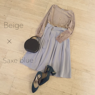 サックスのカラースカートにベージュのトップスを合わせた大人かわいい配色のスタイリング♡　淡い色のコーディネートには濃色の小物を合わせてアクセントに♡
