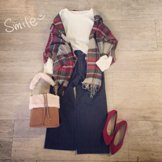 シンプルコーデにチェック柄ストールを合わせたあったかコーデ♡　大判なストールなので肩に羽織るのも首に巻くのもどちらもおすすめです♡