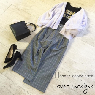 ガーリーなイメージのシャギーカーデをロゴアイテムで合わせてラフに着崩したカジュアルコーデ。