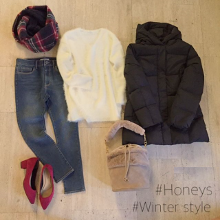 フード付きのあったかダウンコート♡　中に合わせるコーディネートはニット+デニムでシンプルに♪　ファー使いのBagやチェック柄のスヌードで華やかさをプラス♡