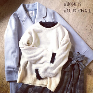 ちっちゃなフリルがかわいいインナーを使った重ね着コーデに注目！　首元や袖口からチラッと覗かせてコーデのポイントに♡