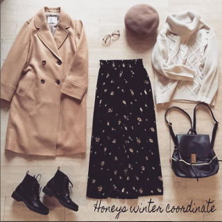 トラッドなイメージのキャメルやベージュを使ってグラデーションコーデ。　かっちりしながらも、花柄やオフタートルで女の子っぽさも忘れずにトッピング♡