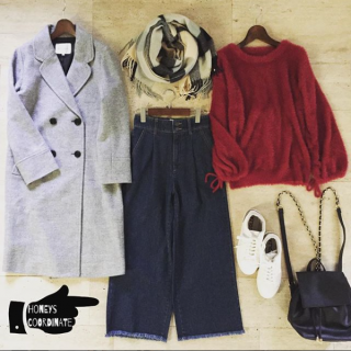 着ごたえのある赤いニットはベーシックなデニムコーデでまとめるのがカッコいい♡