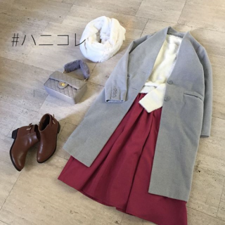 カラーレスのコートは首回りのおしゃれを楽しめる1着♡　カラースカートにふわふわスヌードを合わせてモテコーデを演出♪