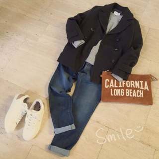 Pコートを使った大人カジュアルなスタイリング♡　ロゴクラッチとスニーカーが外しのポイント♪