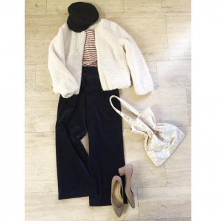 白やネイビーを使ったベーシックなコーデも要所要所にフワモコやベロア素材を効かせておしゃれ見え♡