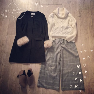 袖口にファーが付いているノーカラーコートは年末年始のお出かけにもピッタリな高見えアウター♡　グレンチェックのワイドパンツを合わせて大人なお出かけスタイルに♡