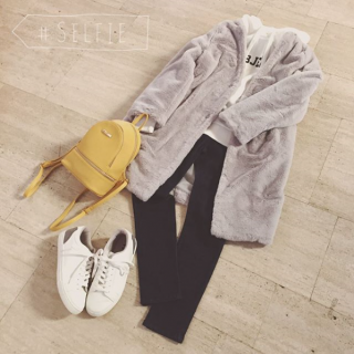 パーカー×デニム×スニーカーの定番カジュアルスタイルにファーコートを合わせてプチゴージャススタイルに♡　モノトーンでまとめたコーデにイエローのリュックで差し色をプラス♡