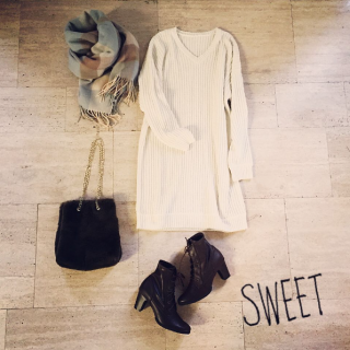 1枚は持っていたいモテニットワンピは王道の白をチョイス♪　レースアップのブーツを合わせて甘さを調節♡　ファーBagもカーキなら大人な雰囲気に♡