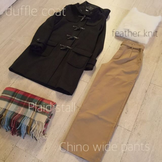 ロング丈のダッフルコートはチノボトムを合わせてメンズライクな着こなしに☆　チェックのストールを合わせてトラッドなスタイリングに♡