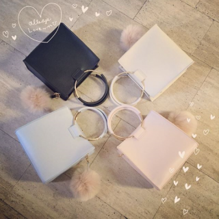 ファーチャーム付きのBagの新作です♡　持ち手がリングなのもかわいい♪　ショルダーストラップ付きで2Way仕様なのも嬉しい♡　カラーはアイボリー・クロ・サックス・ピンクの4色展開です♪