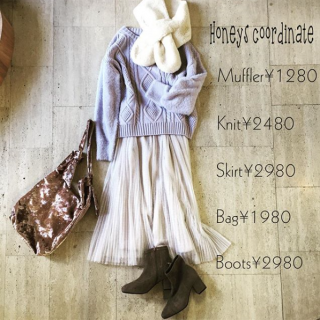 ふわふわのスカートをアイシーカラーでコーデしたガーリースタイル♡