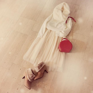 もこもこのスヌードを主役にした白コーデ♡　赤いBagがアクセントに♡