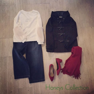 袖のファーがかわいいスウェットは刺繍のロゴもポイント♡　デニム×ダッフルコートの王道コンビでシンプルにまとめつつ赤い小物で可愛さをプラス♡